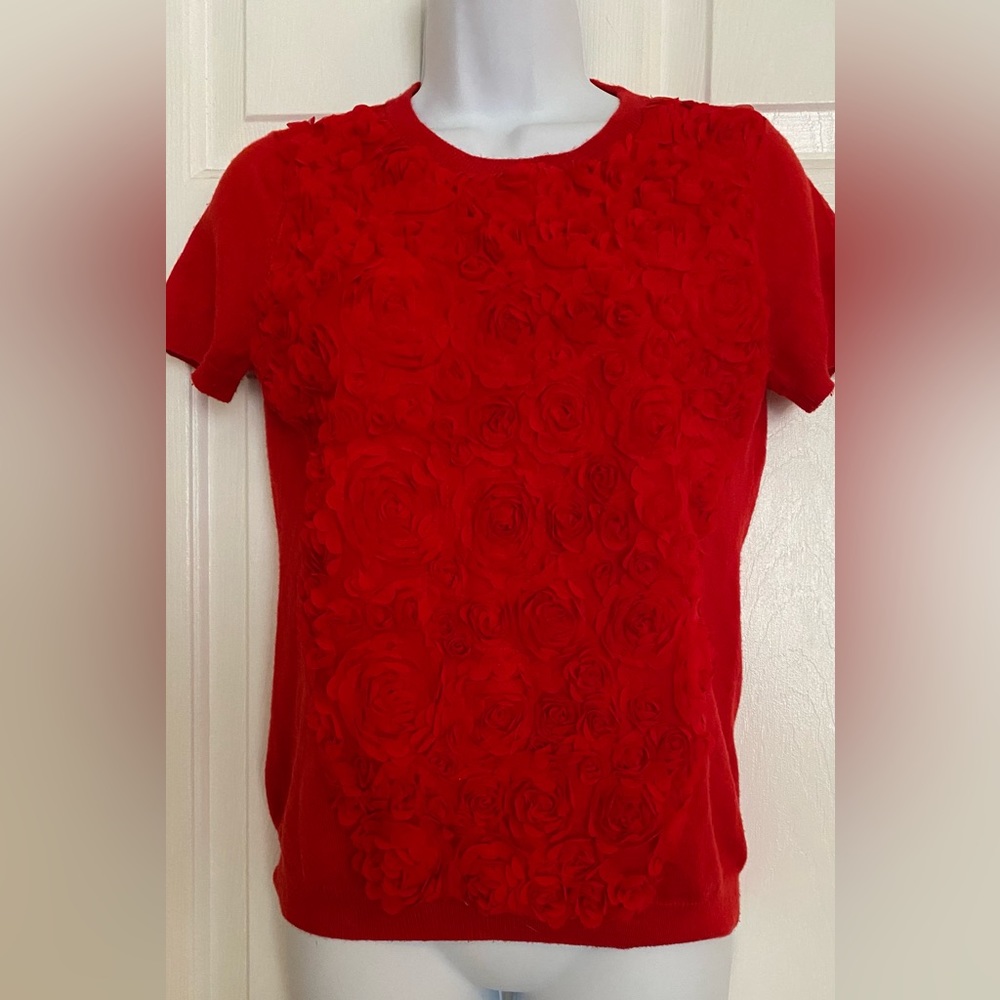 Red  beautiful Vince Camuto rosette
sweater t-shirt, size PS.